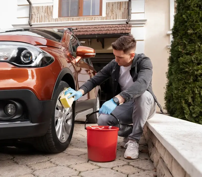 Lavage auto à domicile Sainte-Croix-Vallée-Française : professionnel intervenant sur un véhicule